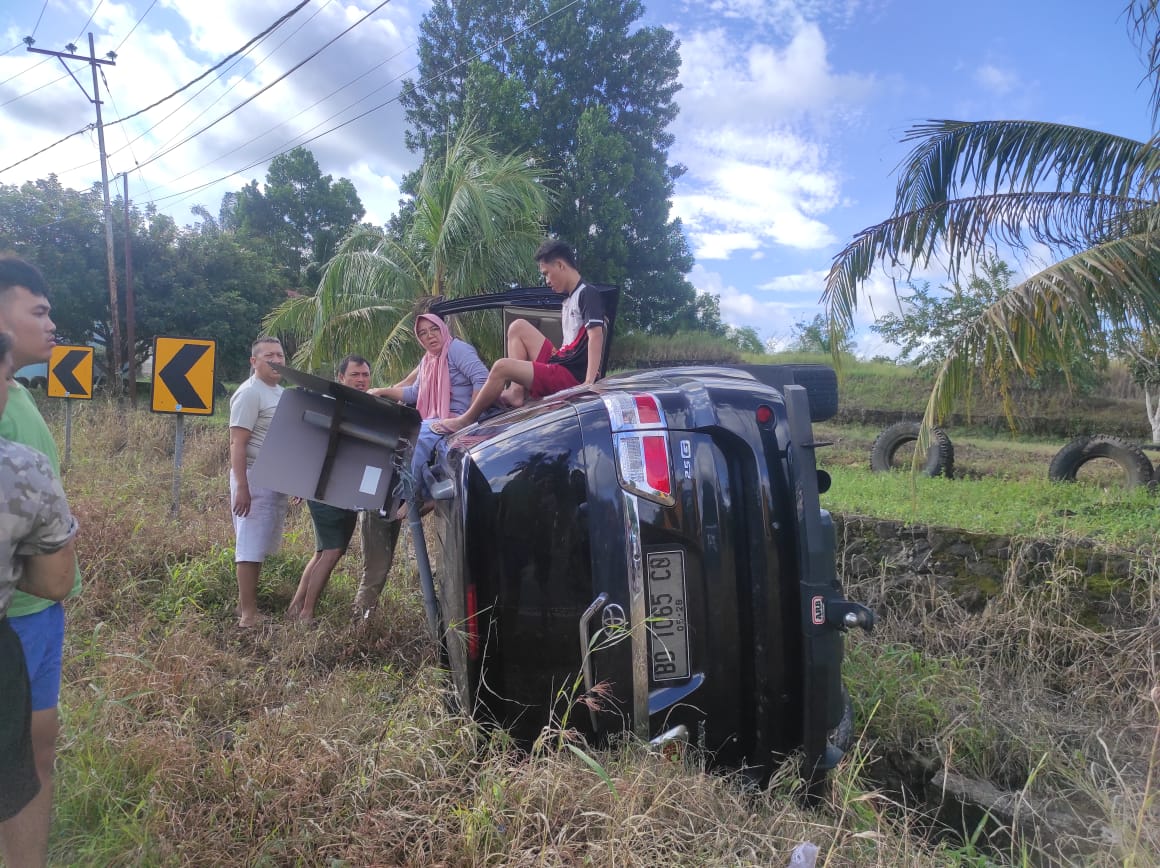 Fortuner Tabrak Sepeda Motor, Dua Korban Alami Luka Berat dan Patah Kaki