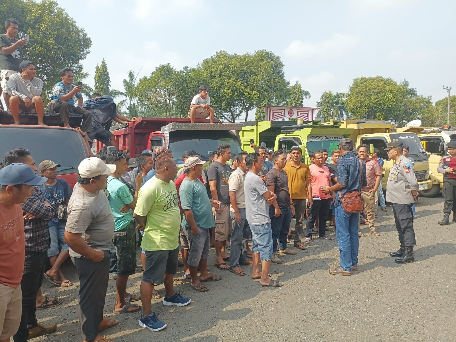 Barcode MyPertamina Diblokir Ratusan Sopir Truk di Bengkulu Utara Geruduk Kantor Bupati 