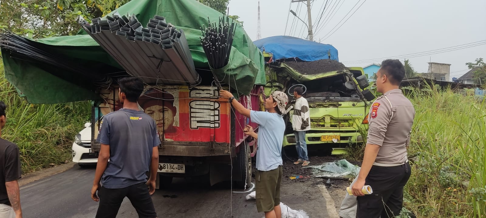 Truk Material vs Truk Batu Bara Adu Kambing, Satu Orang Meninggal Dunia 