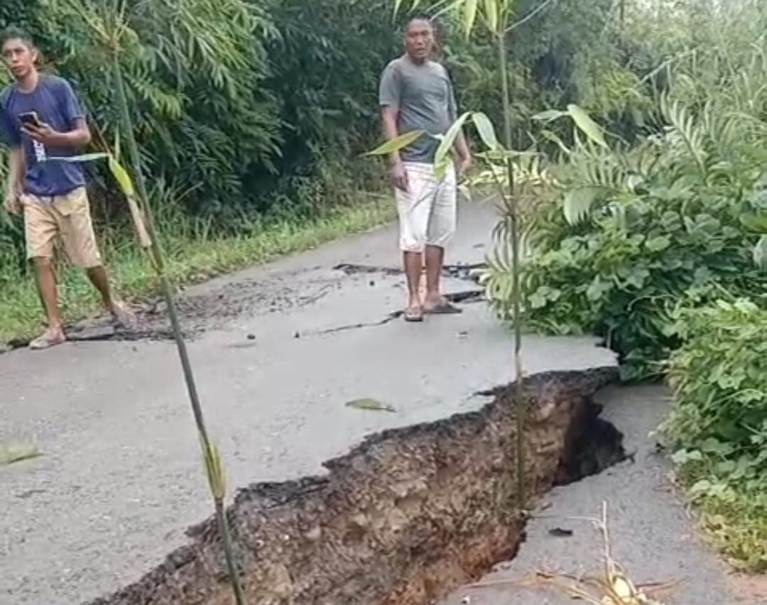 Jalan Karang Tinggi-Pelajau Amblas, Pengendara Diminta Waspada Melintas