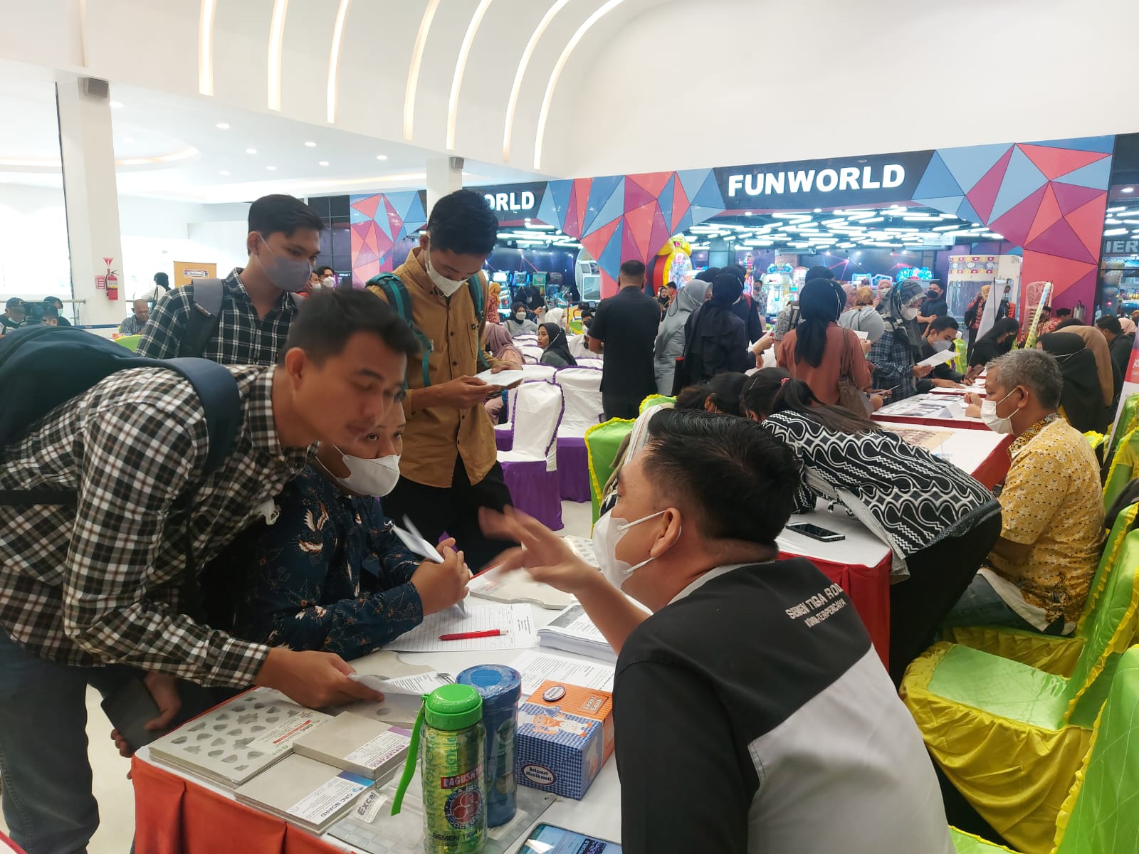 Ratusan Pencaker Serbu Job Fair di Benmall 