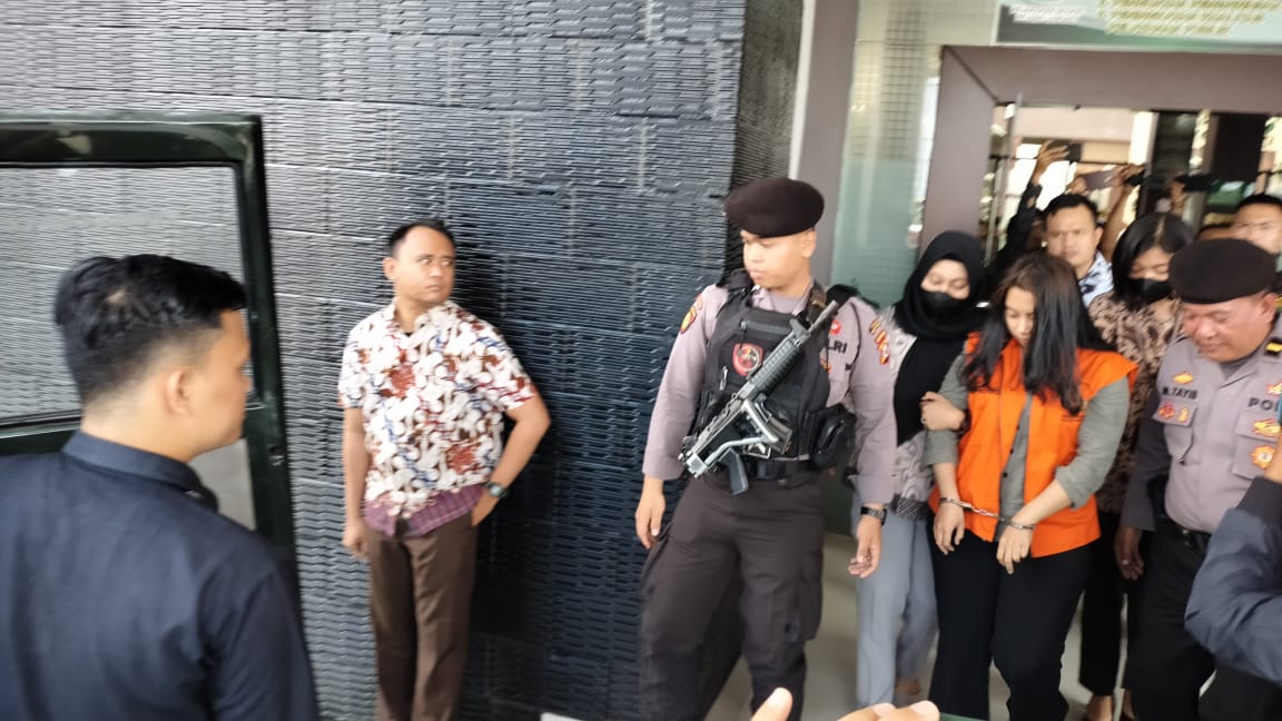 Dua Orang Sudah Ditahan, Begini Perjalanan Kasus Wanita Berparas Ayu Itu Sampai Diborgol Jaksa