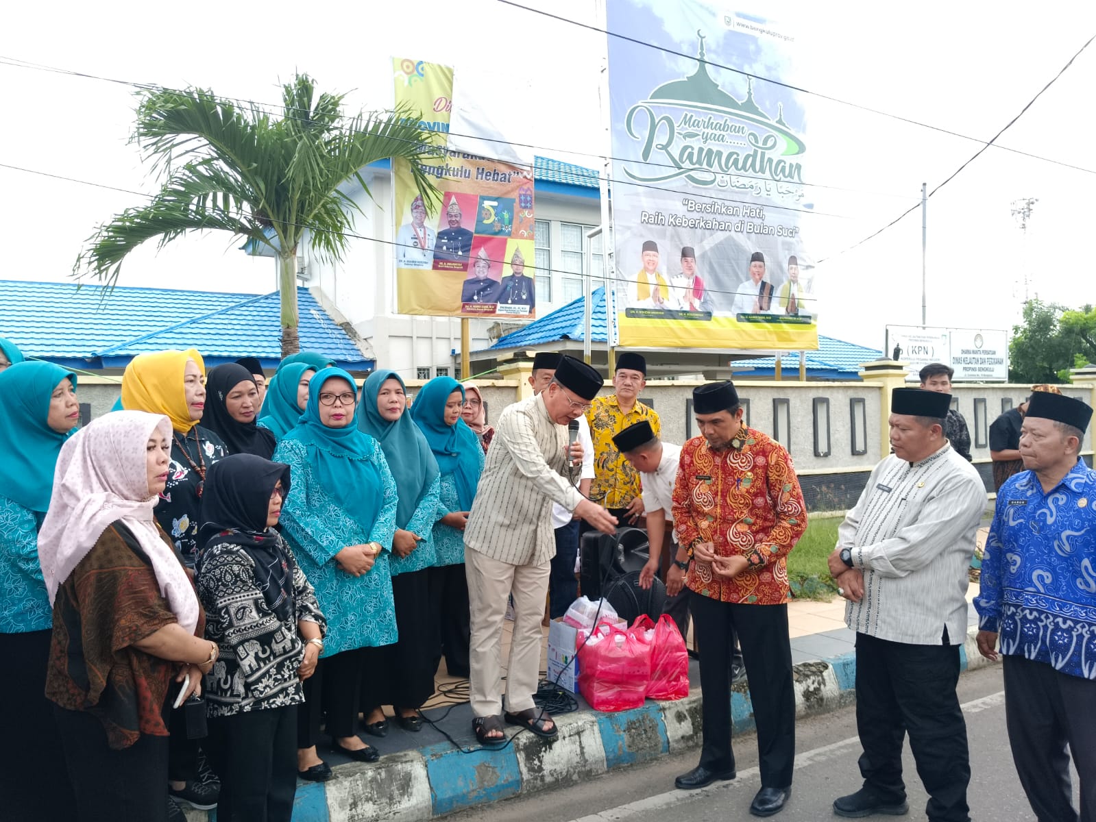 Gubernur Berbagi 800 Paket Takjil di Depan Kantor DKP Provinsi