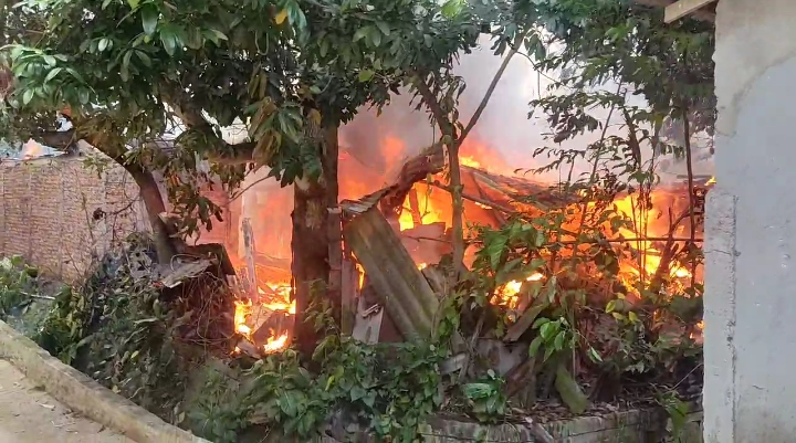 Api Pembakaran Sampah Menjalar, Rumah di Skip Hangus Terbakar
