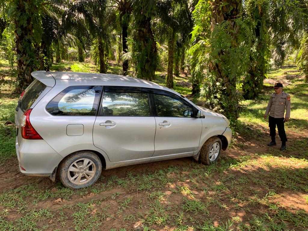 Mobil Curian Ditemukan di Kebun Sawit. Dilaporkan Hilang Sabtu Kemarin