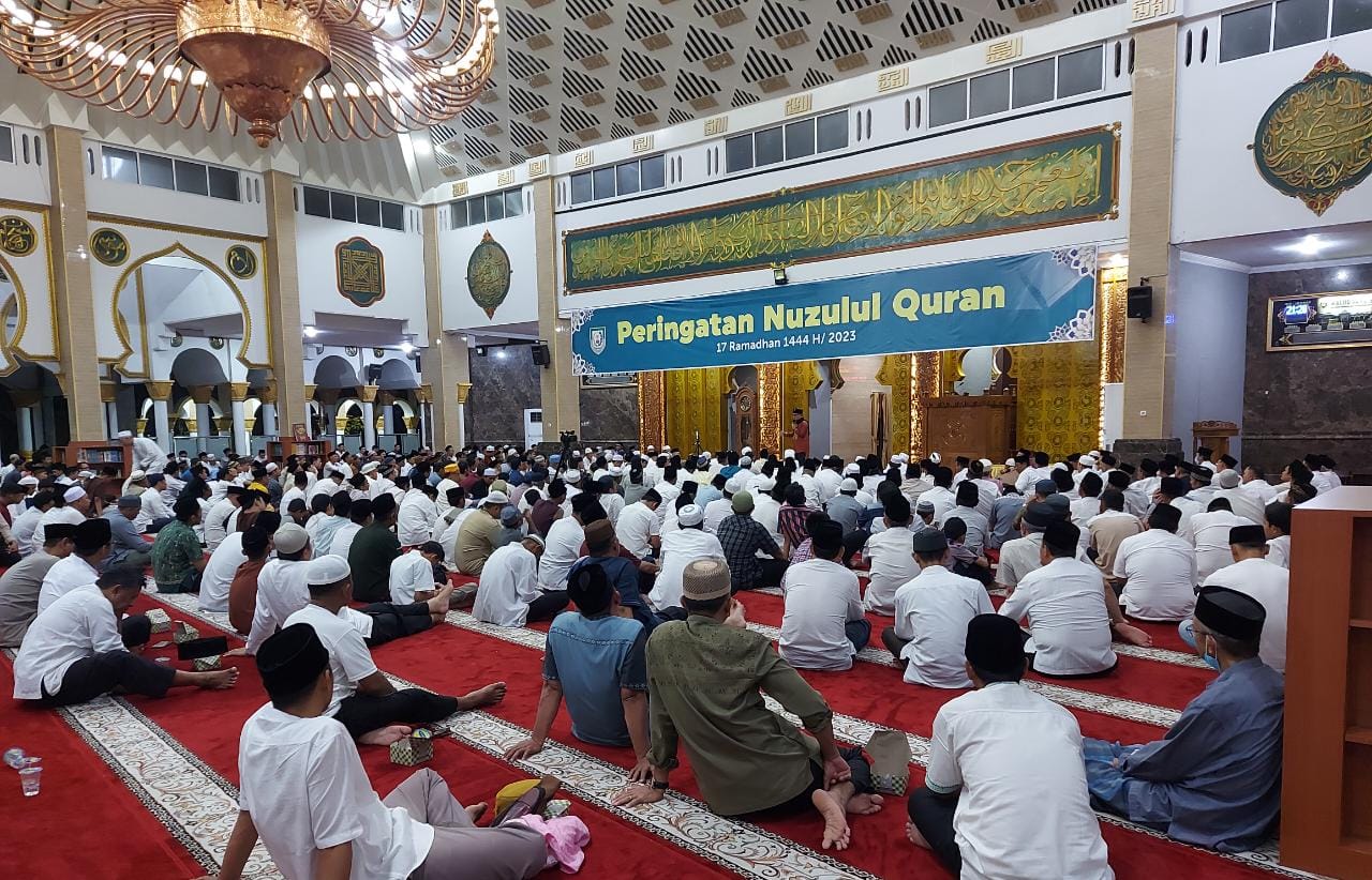 Malam Nuzul Quran di Mesjid Baitul Izzah, Ustad Zacky Mirza Ajak Masyarakat Muliakan Al-Quran 