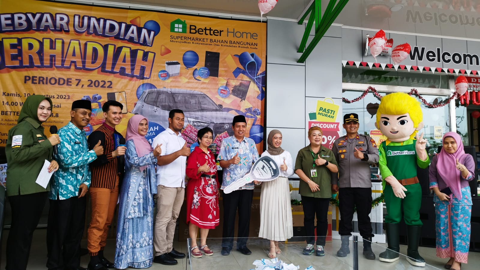 Menangkan Undian Belanja Better Home Bengkulu, Warga Sungai Rupat Dapat Daihatsu Rocky