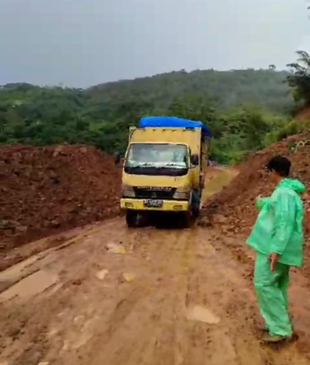 Kebut Pembersihan Material Longsor Desa Talang Ratu, Jalan Lintas Lebong-Rejang Lebong Sudah Bisa Dilalui