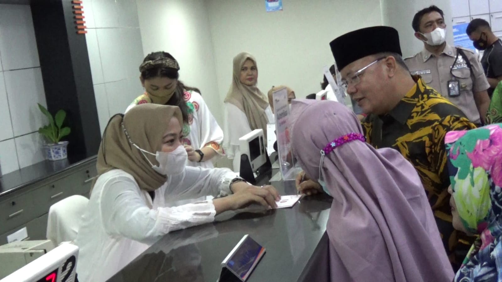 Gubernur Dampingi KPM BPNT Cairkan Bantuan Rp 400 Ribu