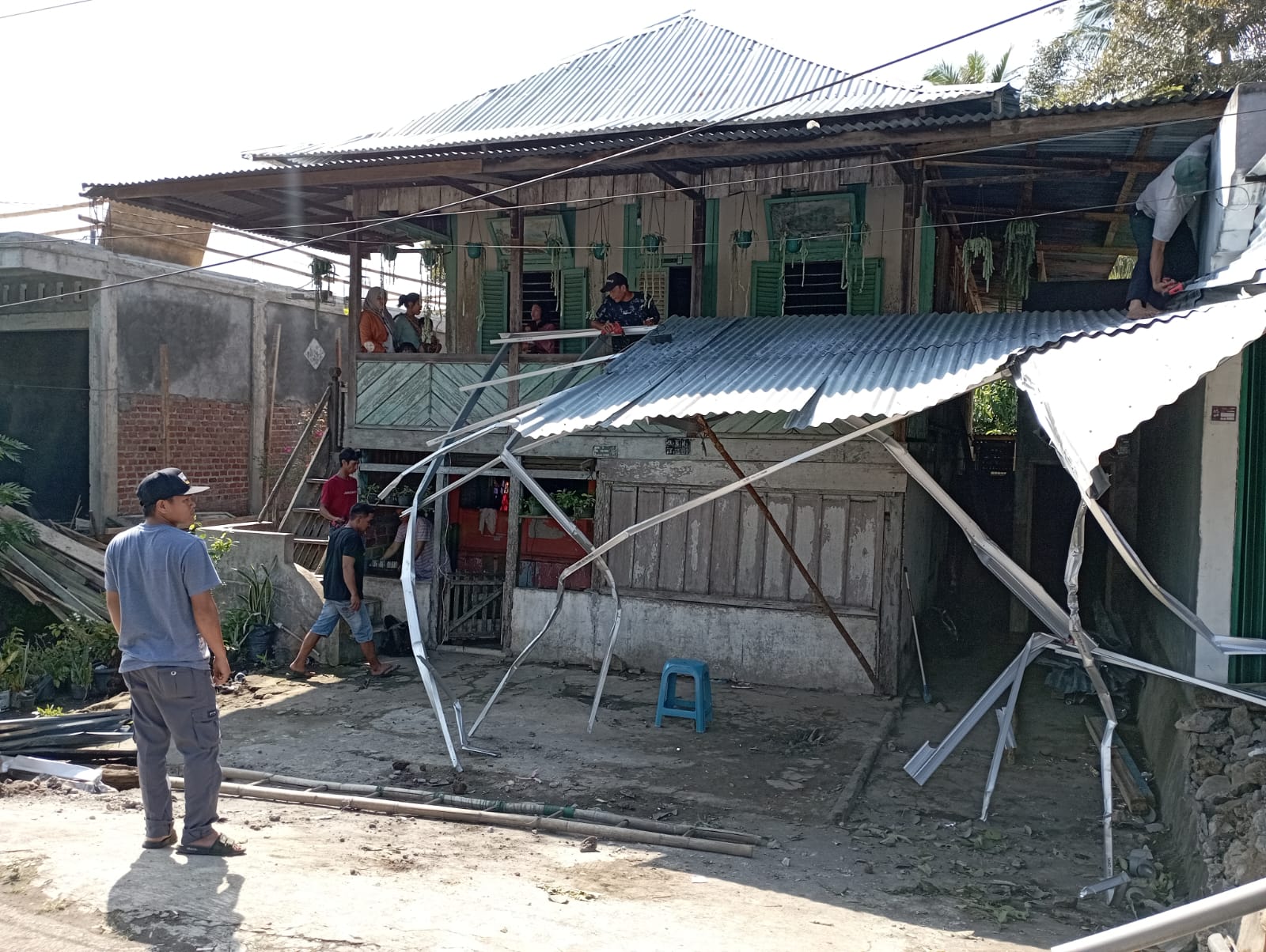 Sopir Mengantuk, Truck Hantam Rumah dan Mobil