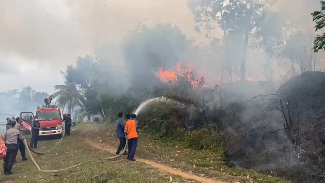 Komplek Rumah Dinas Bupati Seluma Dikepung Asap Kebakaran Lahan 