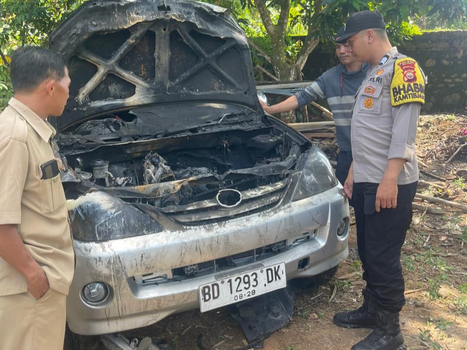 Auto Tekor, Mobil Xenia ini Terbakar Saat Pemilik Memanasi Mesin Mobil 