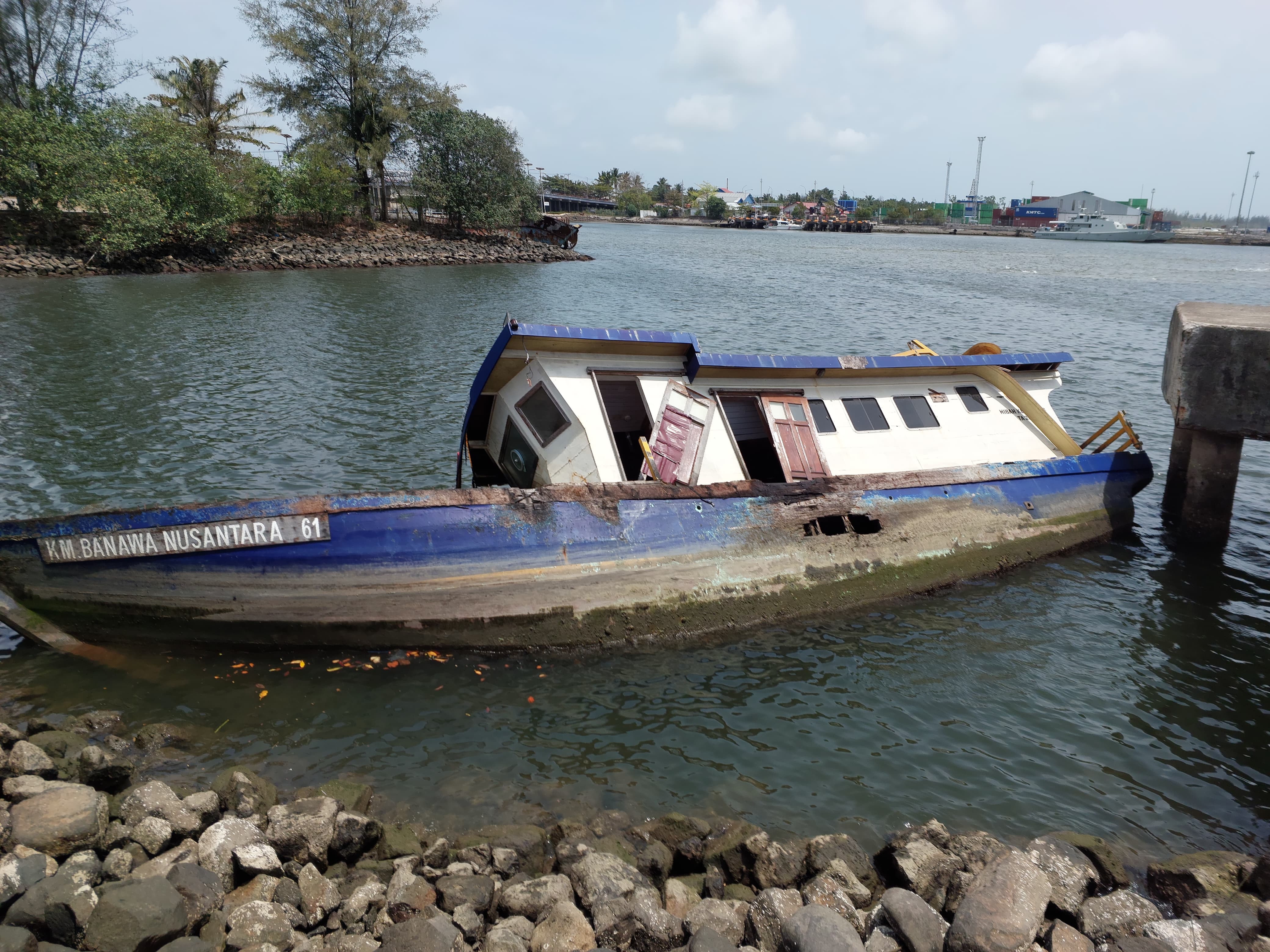 Sangat Disayangkan, Dua Kapal Hibah Kemenhub Terlantar Hancur dan Nyaris Tenggelam