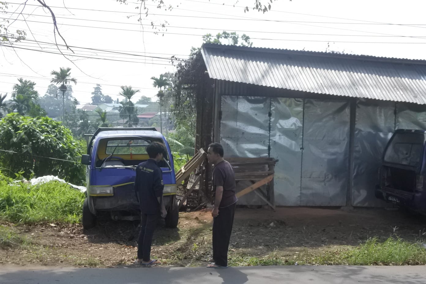 Lepas Kendali di Tikungan Tajam, Pick Up Tabrak Trotoar 