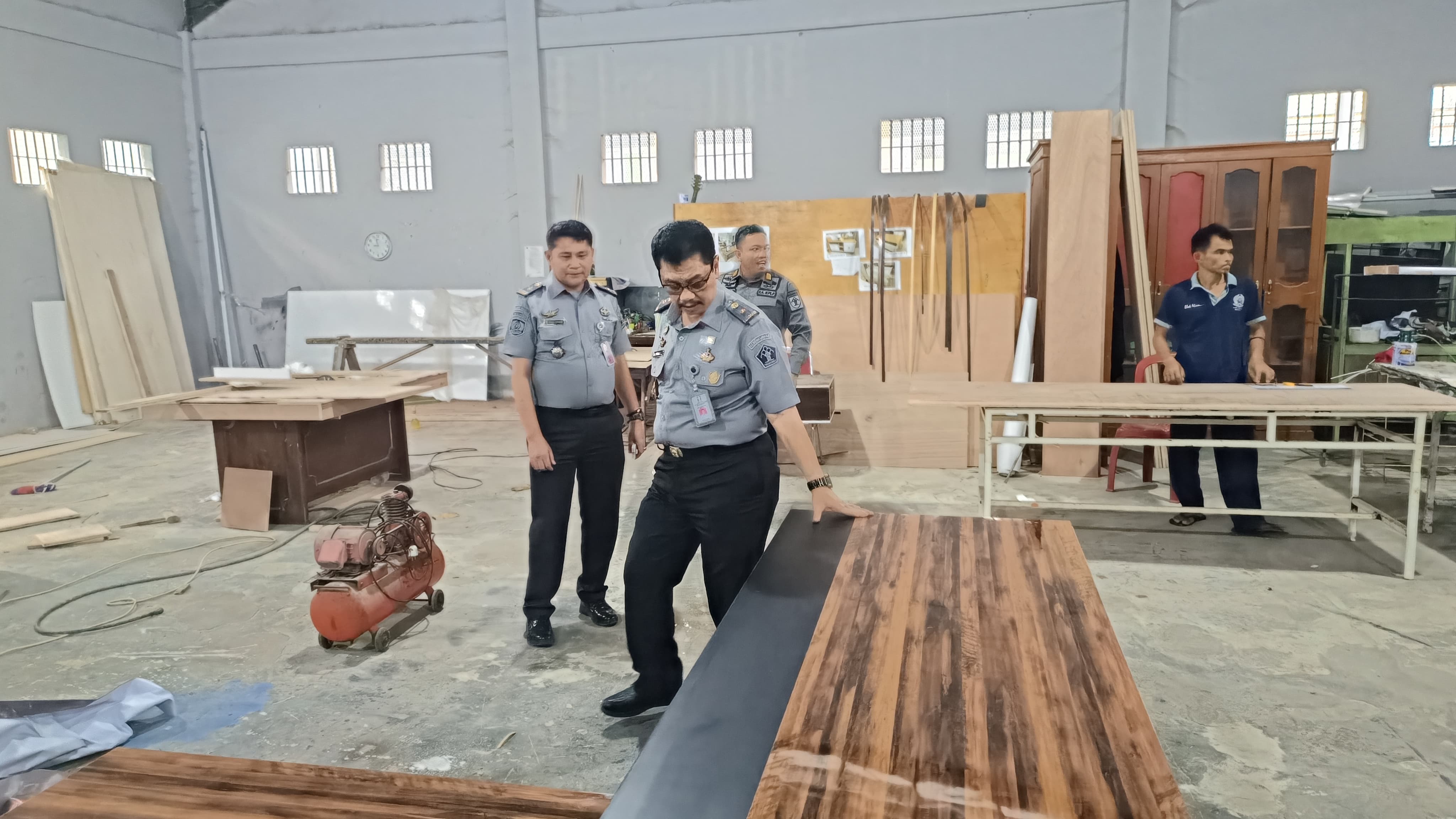 Dibekali Pelatihan, Warga Binaan Hasilkan Furniture Meja Berkualitas