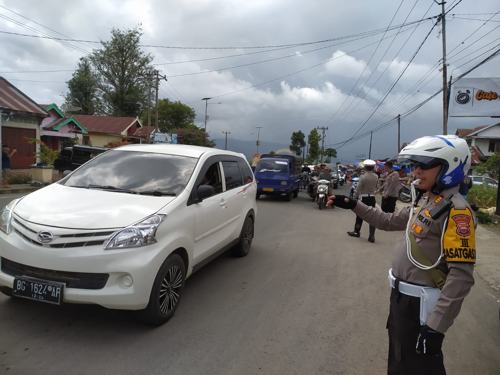 Jalanan Padat Kendaran, Alasan Wisatawan Ini Bikin Senyum