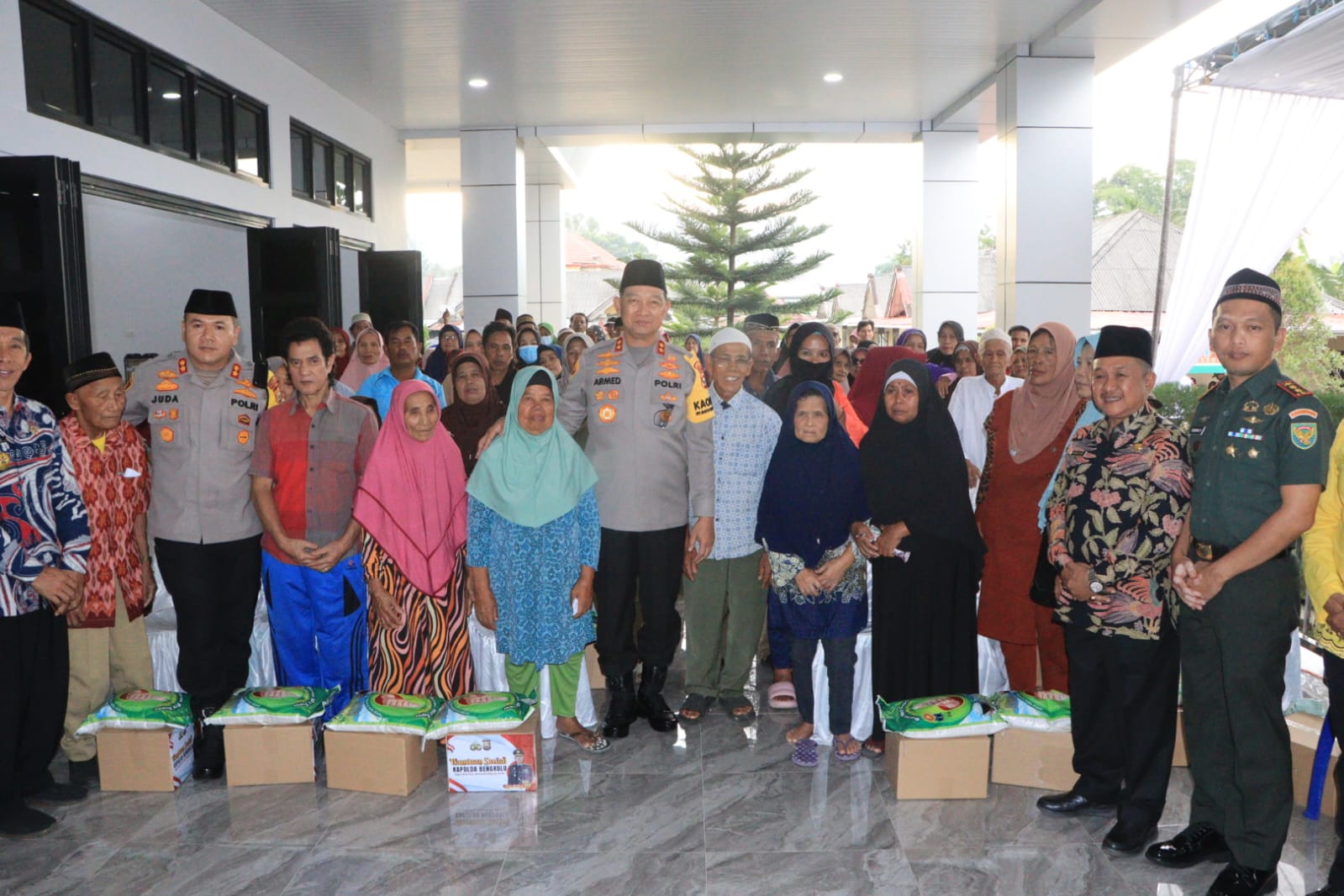 Kunker Bulan Ramadan, Kapolda Bengkulu Bagikan 100 Sembako di Kabupaten Rejang Lebong 