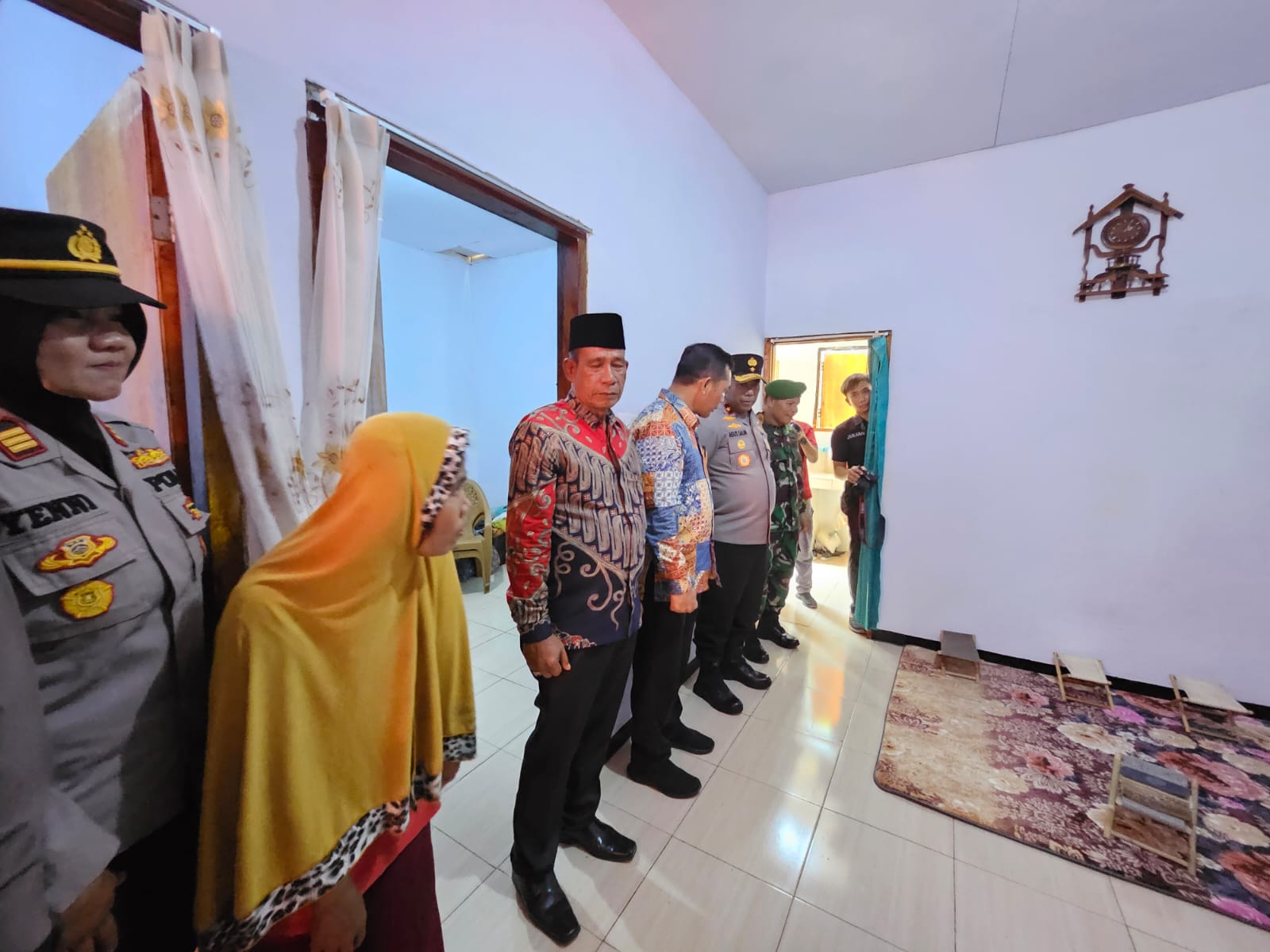 Wakapolda Bengkulu Serahkan Bantuan Bedah Rumah ke Warga Bengkulu Tengah