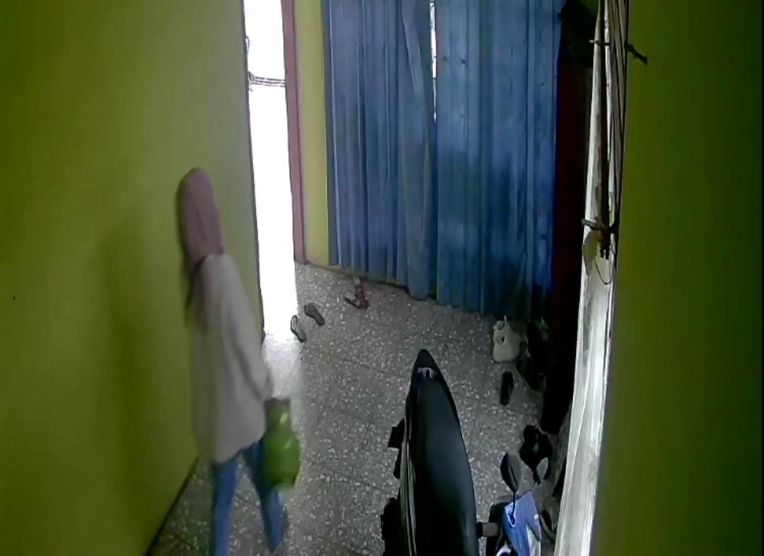 Masuk ke Kos-kosan, Wanita Berkerudung Ini Curi Tabung Gas