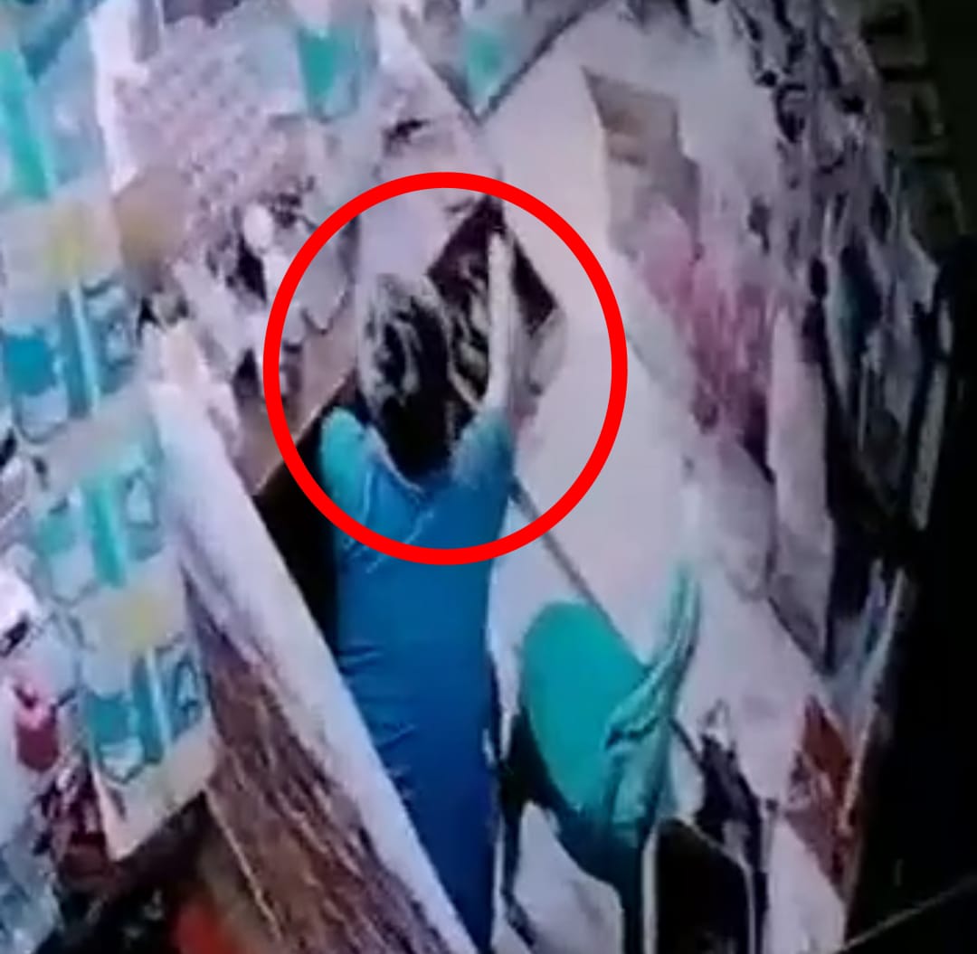 Bukan Tetangga Idola, Terekam CCTV Curi Uang dan Rokok