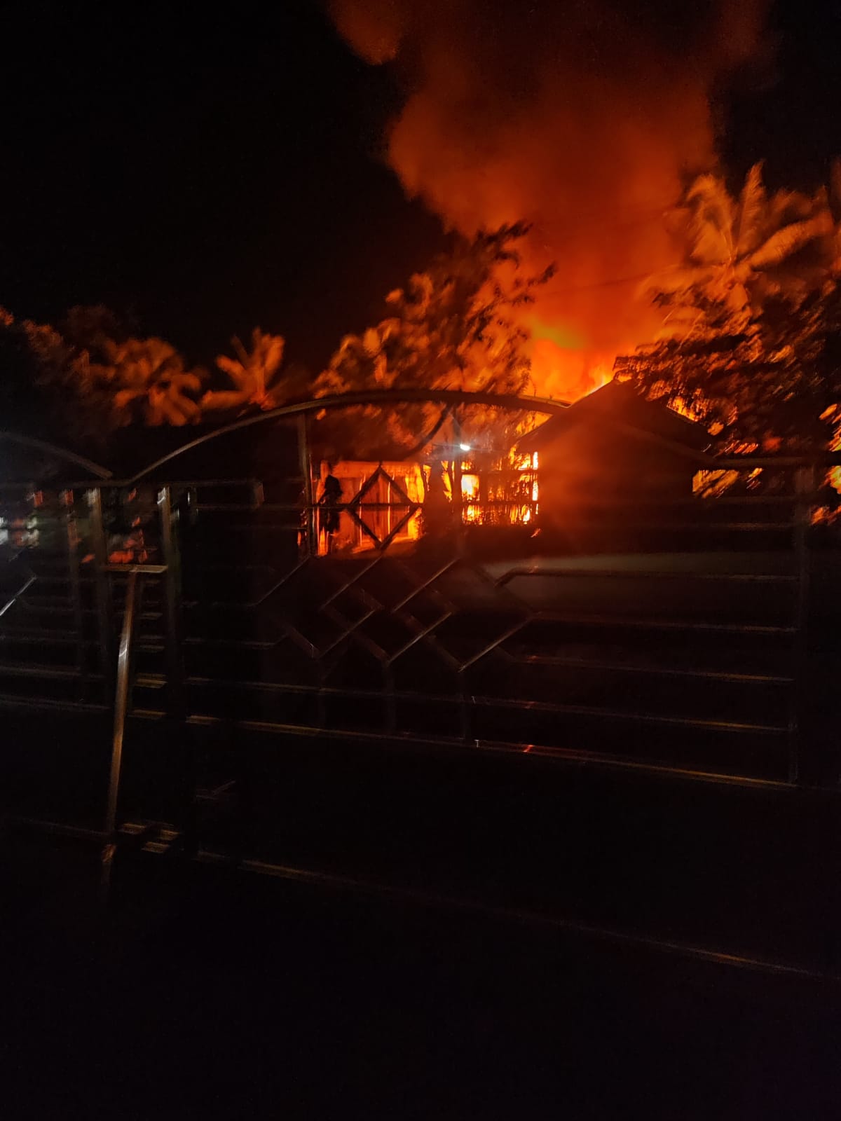 Diduga Akibat Lampu Minyak, Rumah Papan Ludes Terbakar