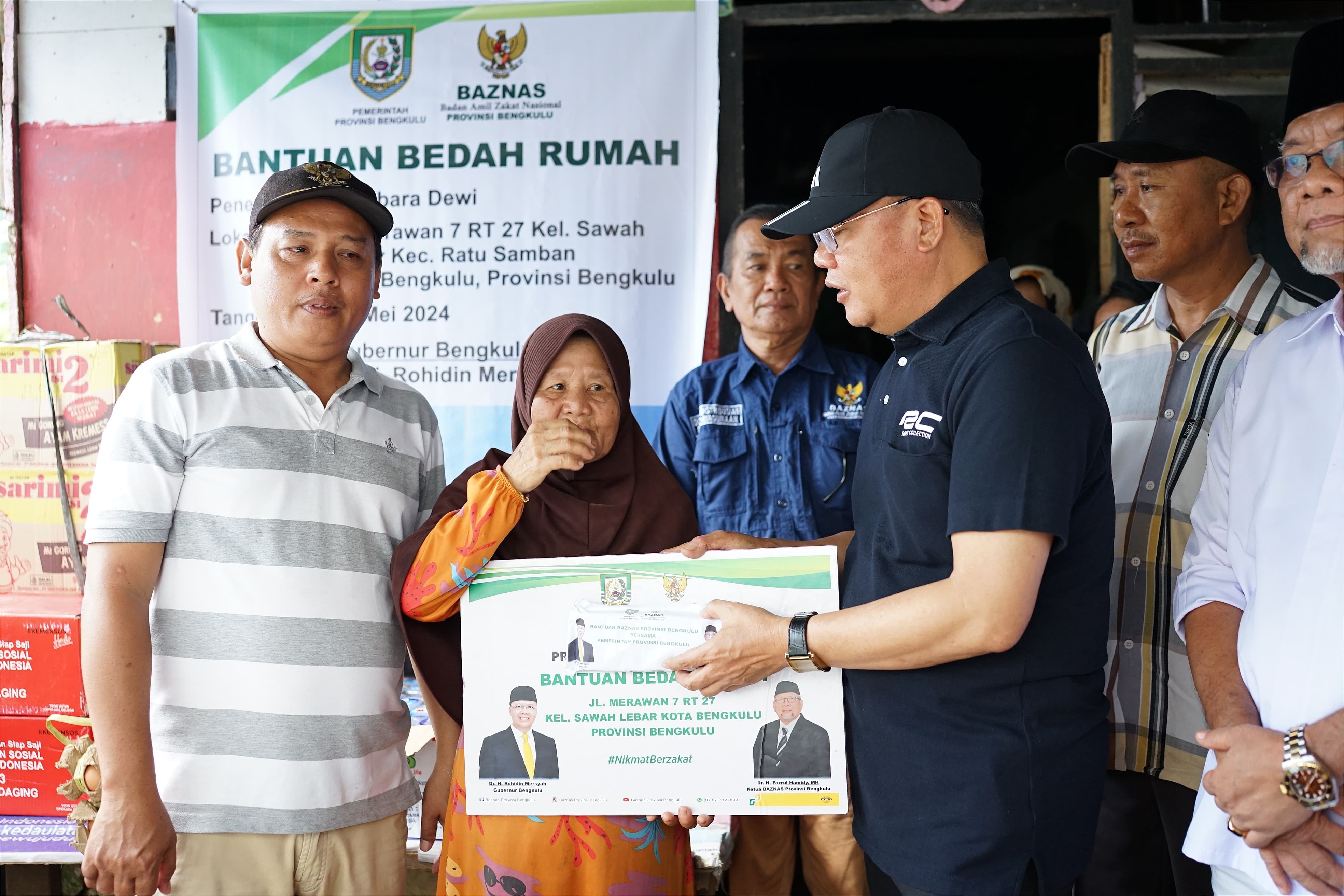 Gubernur Bengkulu Rohidin Bedah Rumah Kakak Beradik Berstatus Lansia di Sawah Lebar