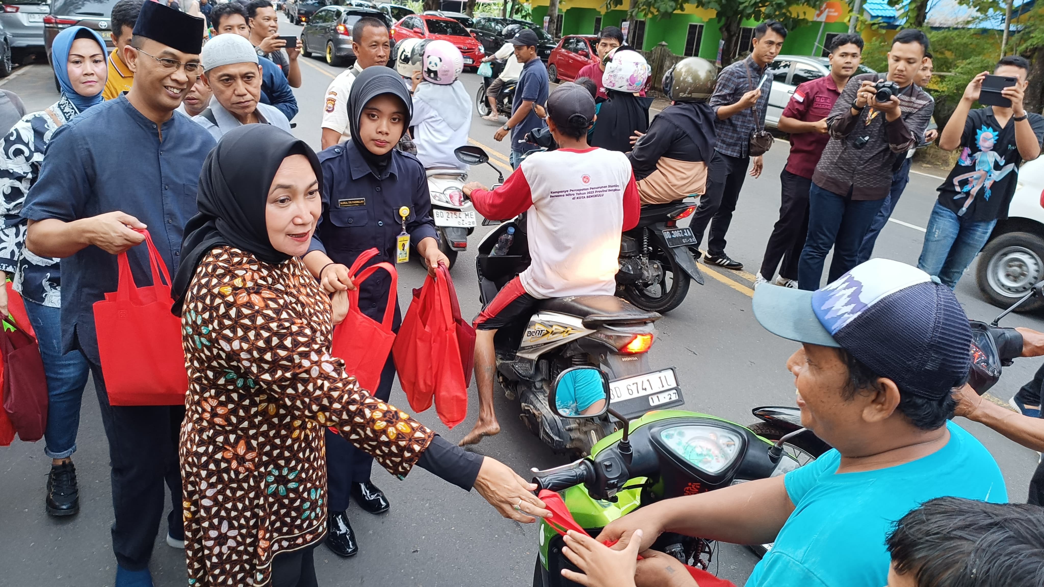 Kejati Bengkulu Bagikan Seribu Takjil dan Buka Pasar Murah di Rumah Restorative Justice Pantai Panjang