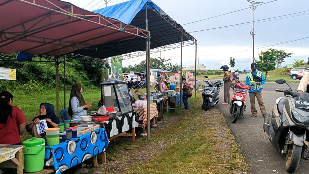 Sepi Pembeli, Pedagang Takjil di Taman Wisata Kuliner Seluma Barter Dagangan