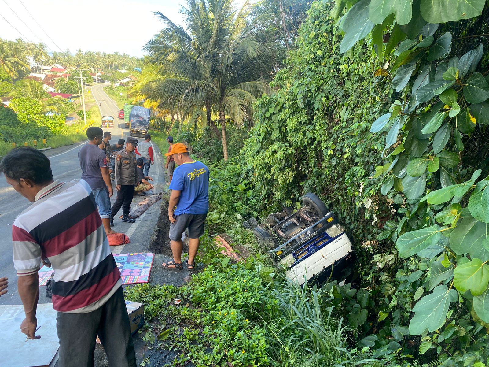 Patah As Roda, Truk Muatan Kelapa Terbalik di Tebing Rambutan