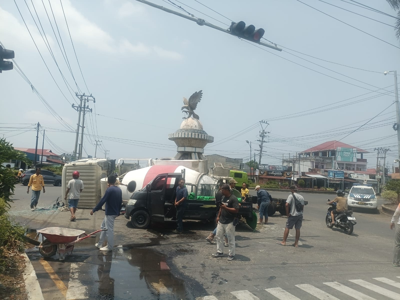 Gara-gara Pelajar Terobos Lampu Merah, Truk Molen Terguling di Simpang Pagar Dewa