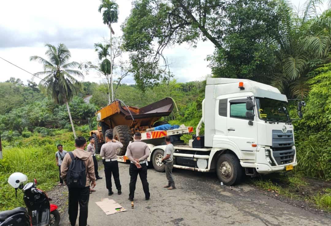 Mobil Pengangkut Alat Berat Melintang di Jalan Lintas Bengkulu - Arga Makmur, Ini Jalan Alternatifnya