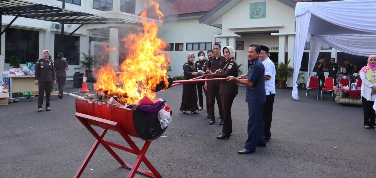 Pemusnahan Sabu, Kosmetik hingga Senpi Rakitan