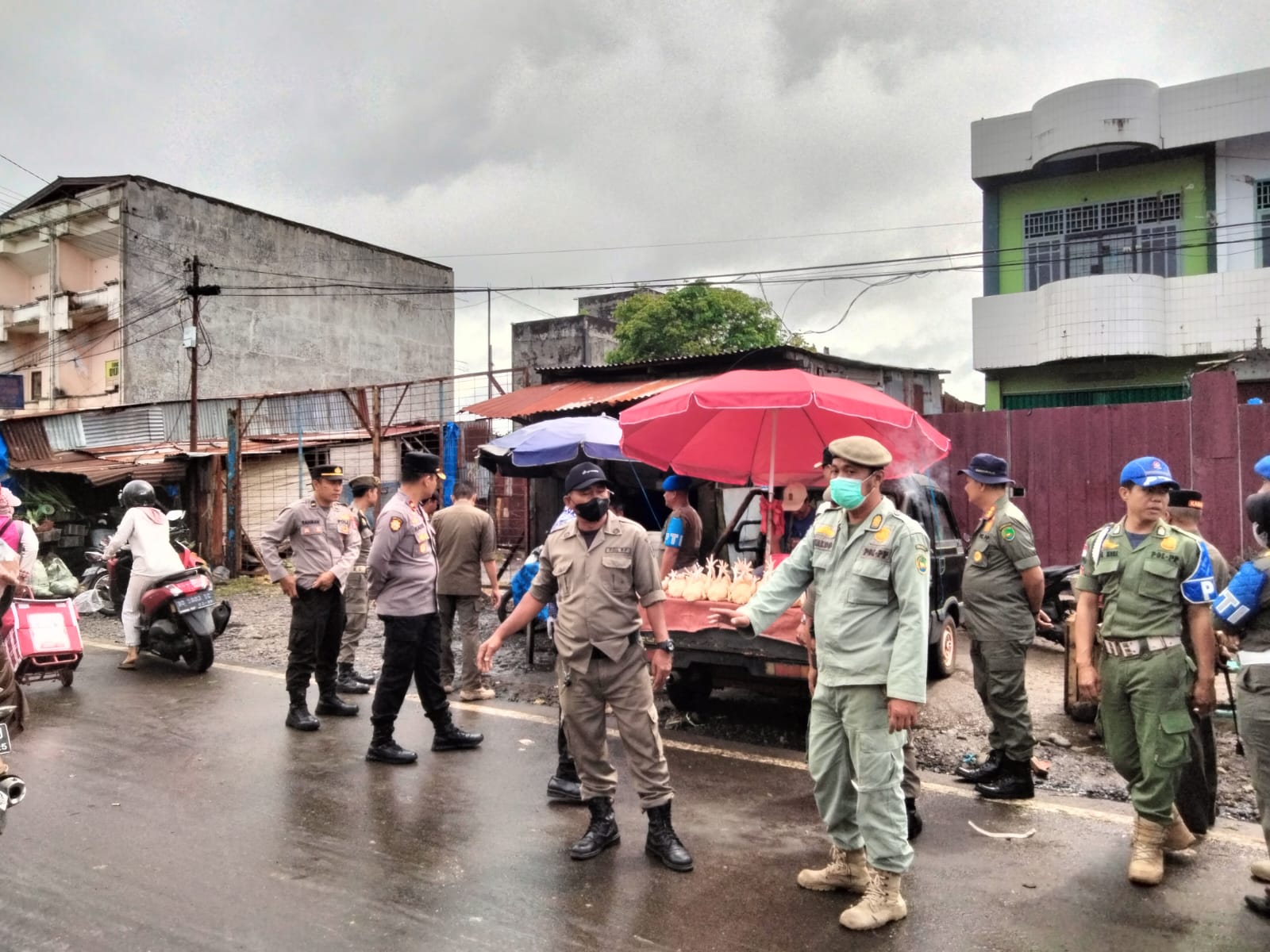 Kuat-kuatan Pedagang Kaki Lima dengan Petugas. Demi Pasar yang Tertata dan Rapi