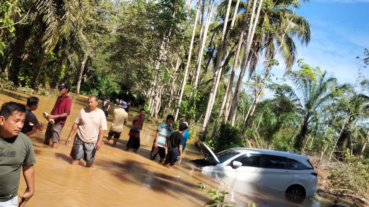 Jembatan Gantung Putus, Minibus Berpenumpang Satu Keluarga Terseret Arus