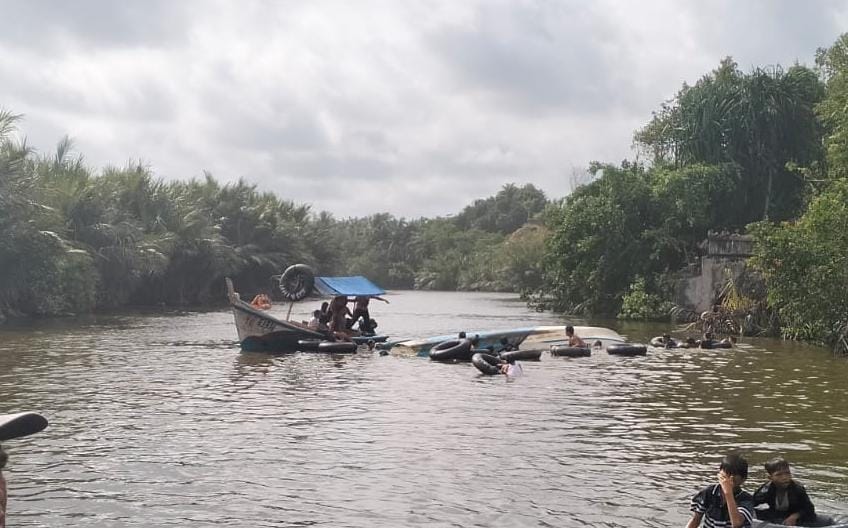 Terlalu Heboh di Atas Perahu, 6 Penumpang Tercebur ke Danau Wisata Urai Paradise