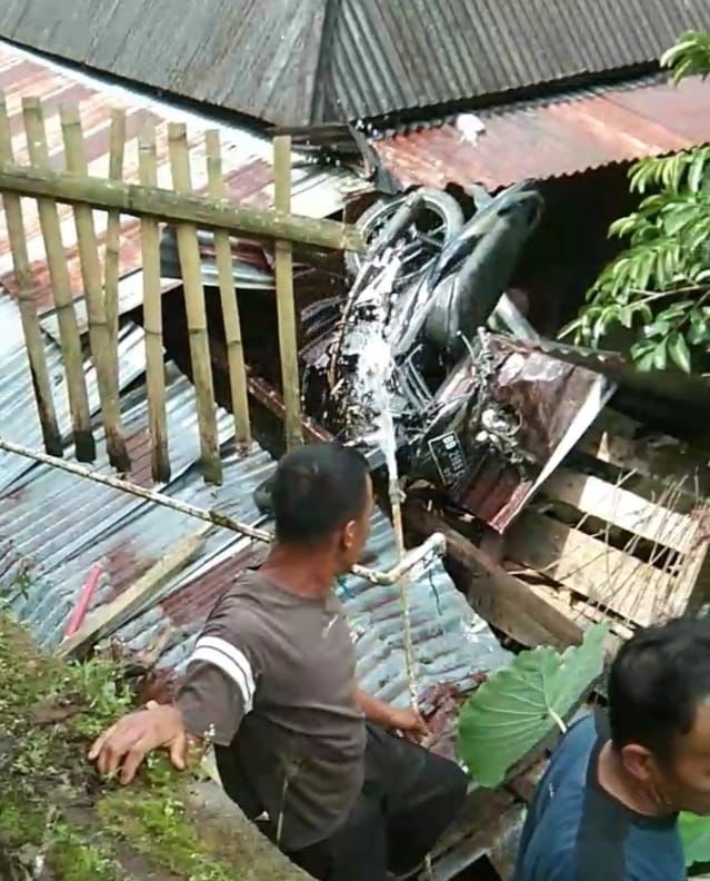 Kecelakaan Tunggal, Sepeda Motor dan Pengendara Tersangkut di Atap Rumah 