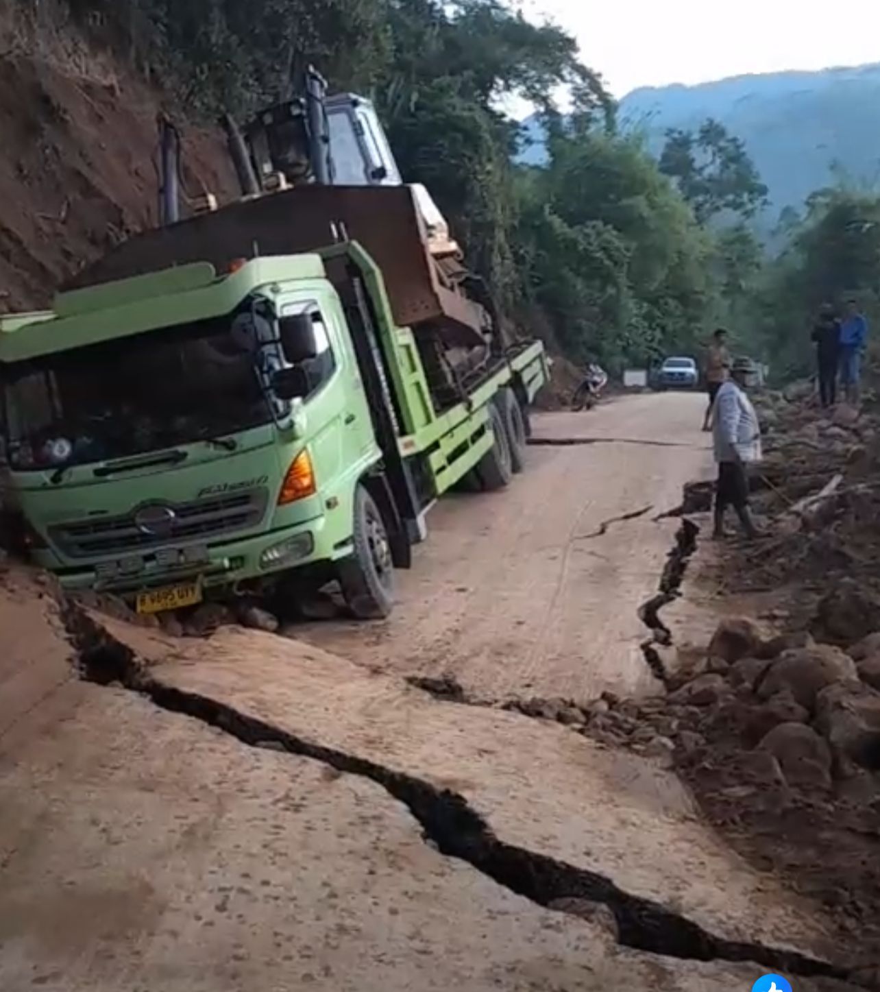 Jalan di Lebong Patah dan Nyaris Putus, Mobil Tak Bisa Melintas