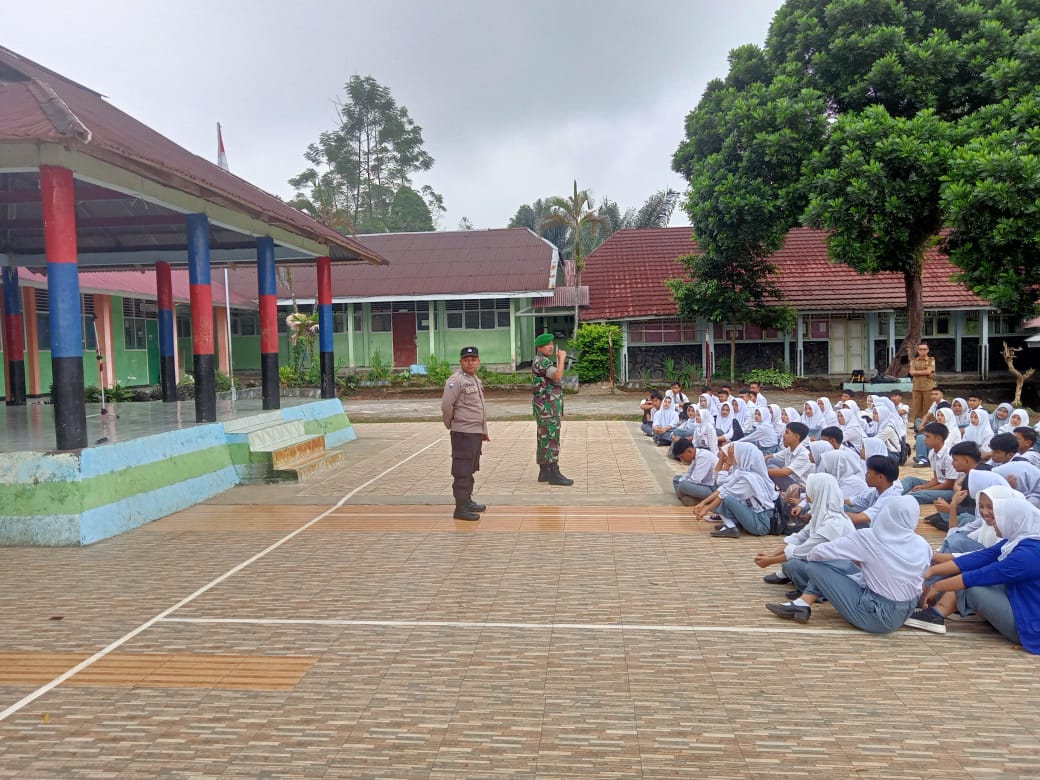 Kegiatan Belajar Mengajar Sekolah Ini Dikawal Polisi dan Tentara, Ada Apa Gerangan 