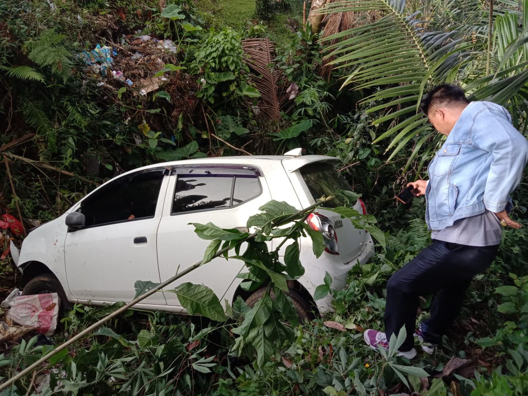 Jalan Menikung, Mobil Alya Malah Lurus, Begini Jadinya