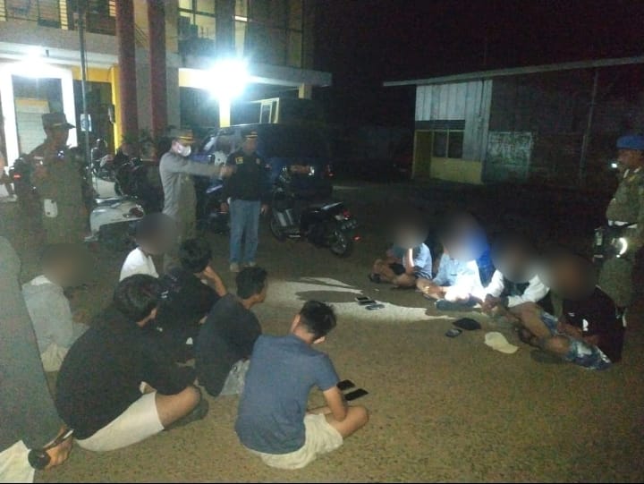 Nongkrong Larut Malam Sambil Minum Tuak, Puluhan Remaja Digelandang Satpol PP