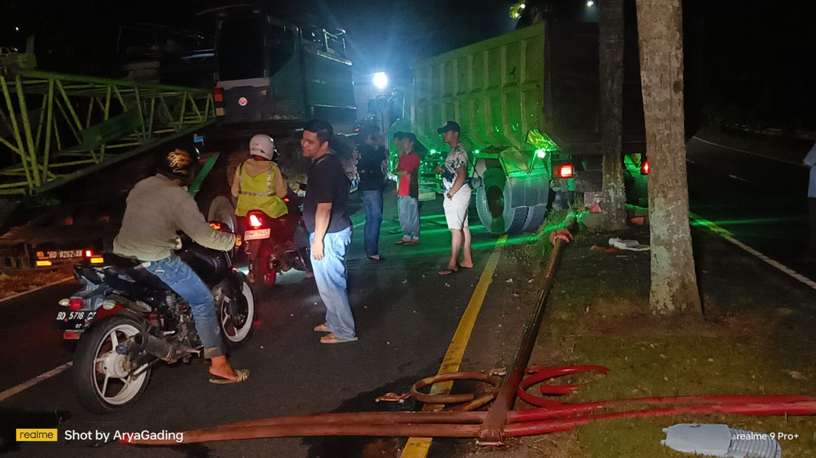 Truk Fuso Gagal Nanjak Lalu Tabrak Lampu Median Jalan Tais, Ini Kejadian Ketujuh