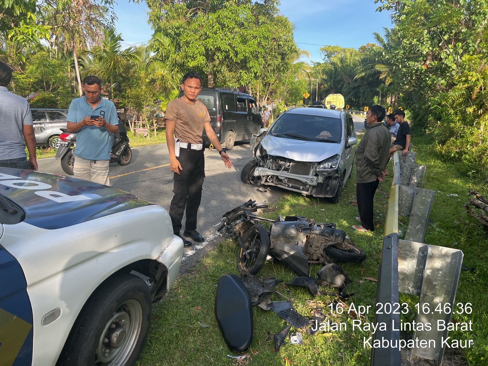 Pakai Motor Bersama Istri dan Cucu, Pria Ini Meninggal Dunia Setelah Bersenggolan Dengan Mobil