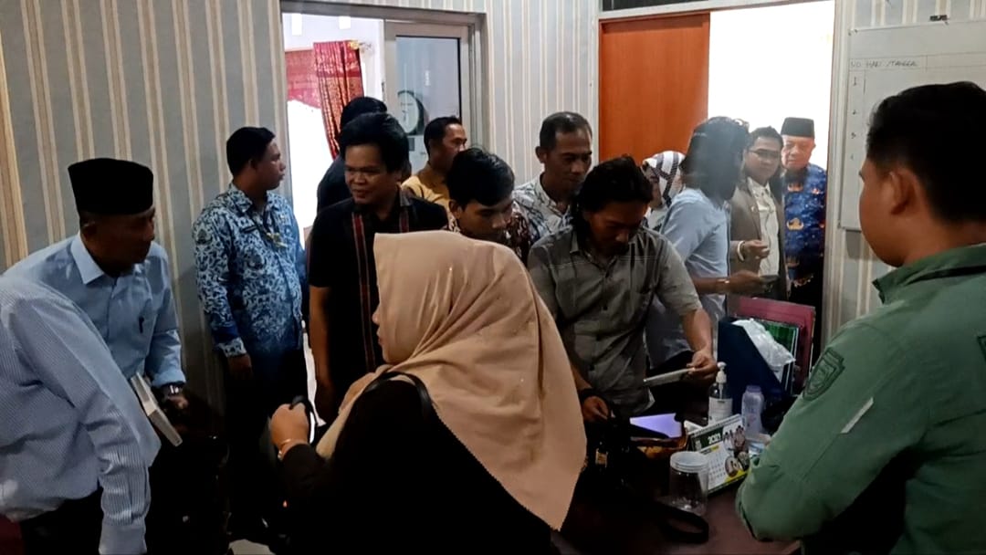 Minta Dilantik, Calon Kades Bersama Pengacara Datangi Kantor Bupati dan DPRD 