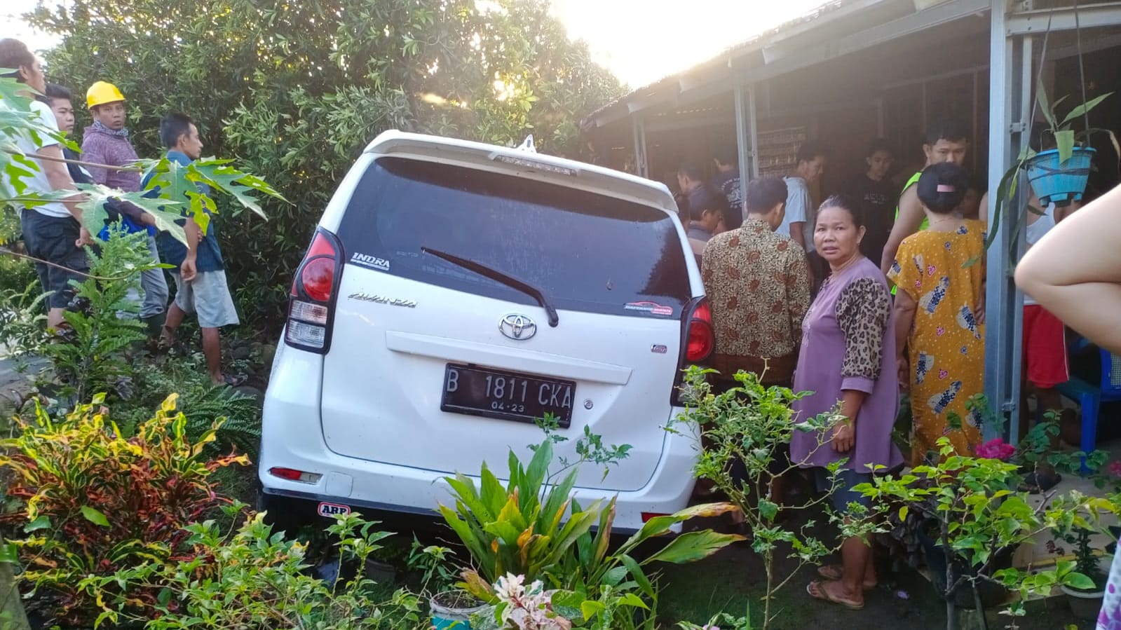 Sopir Mengantuk, Avanza Nyaris Tabrak Rumah Warga Talang Sali   