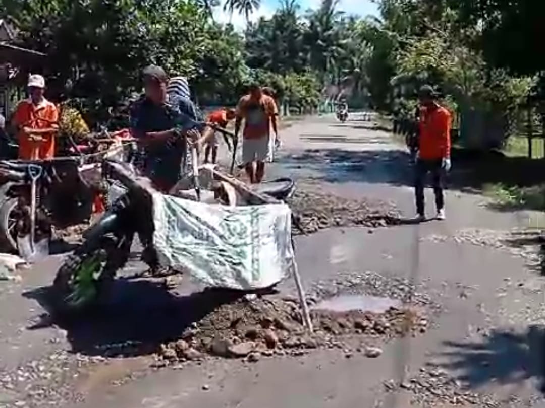 Sudah Lama Ditunggu Perbaikan, Warga Muara Danau Seluma Akhirnya Timbun Sendiri Jalan Dengan Koral