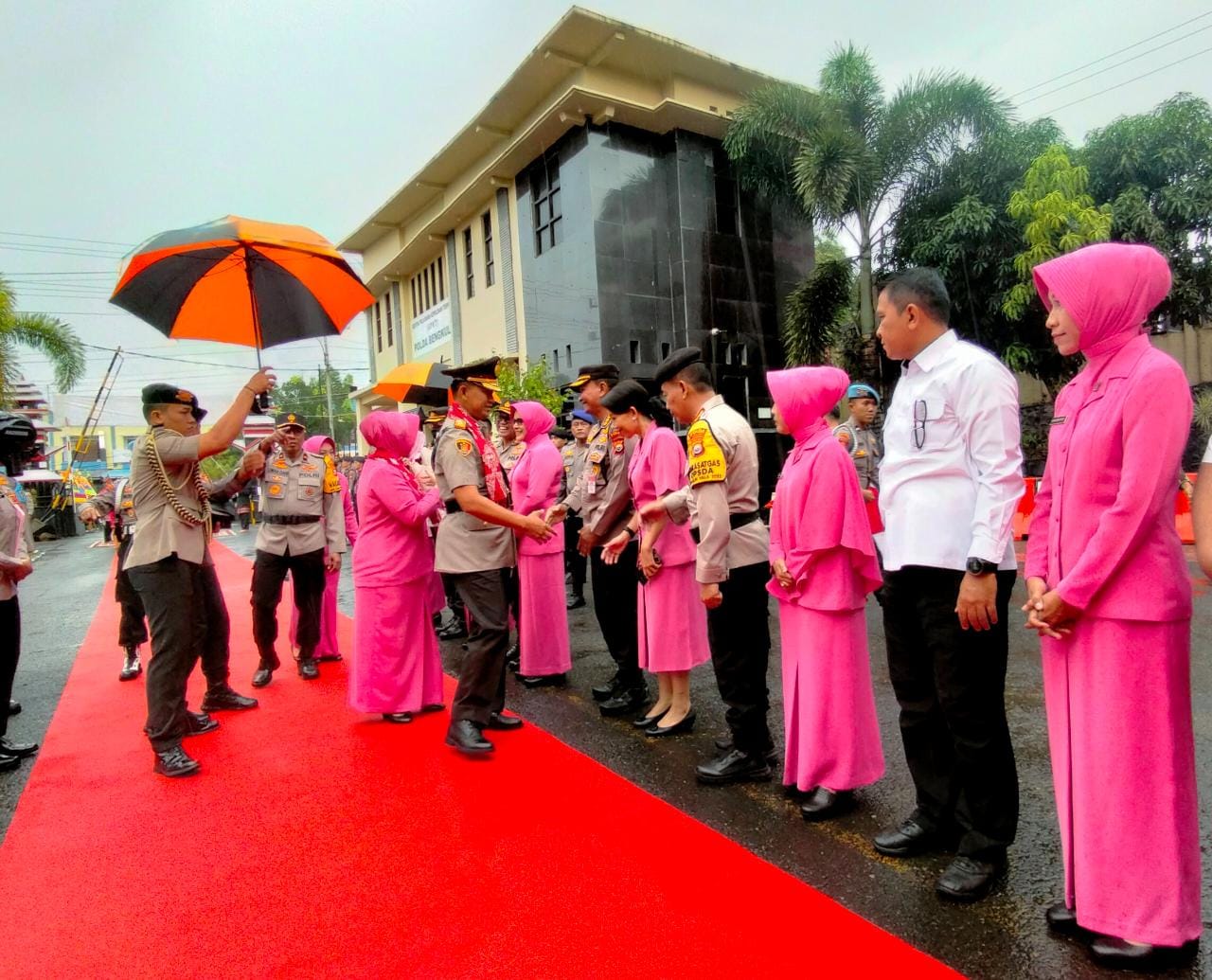 Perdana Masuk Kantor, Kapolda Hujan-hujanan