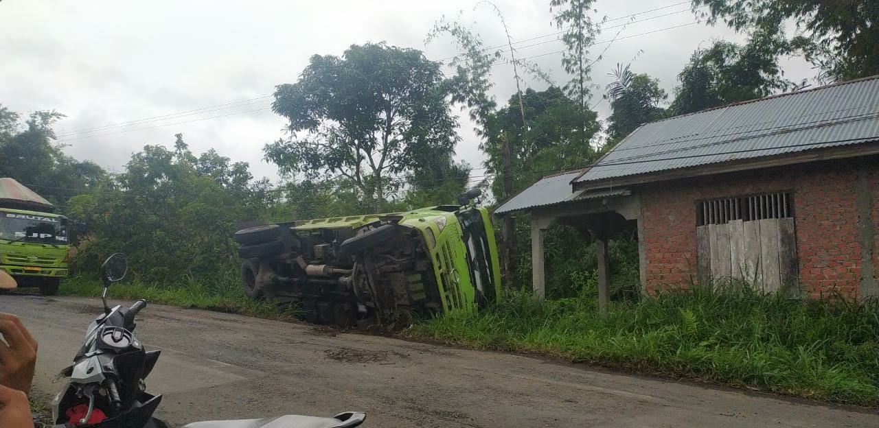 Truk Batubara Nyaris Hantam Rumah Warga Air Meles Atas