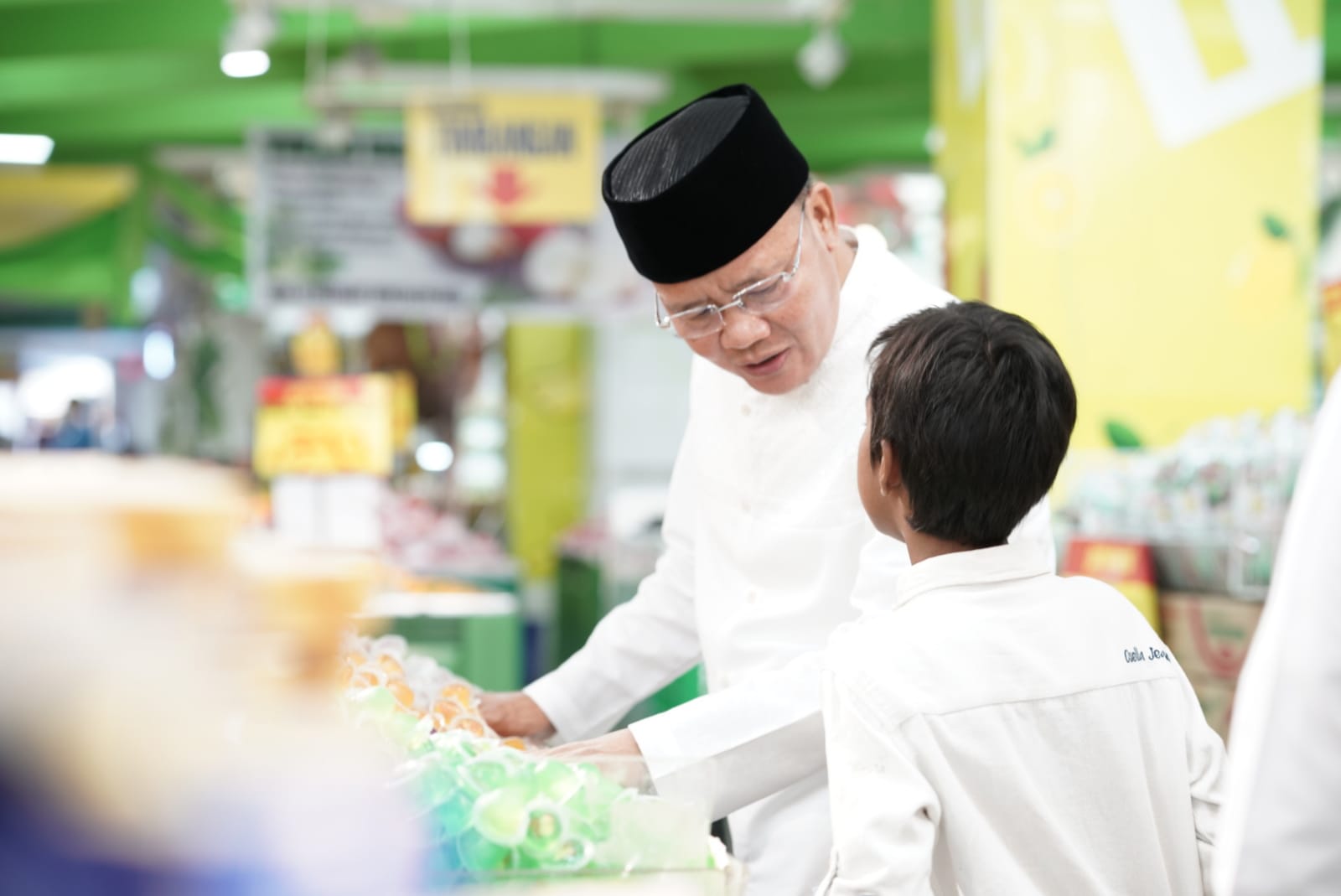 Gubernur Dampingi Ratusan Anak Yatim dan Dhuafa Belanja Baju Lebaran 1444 H