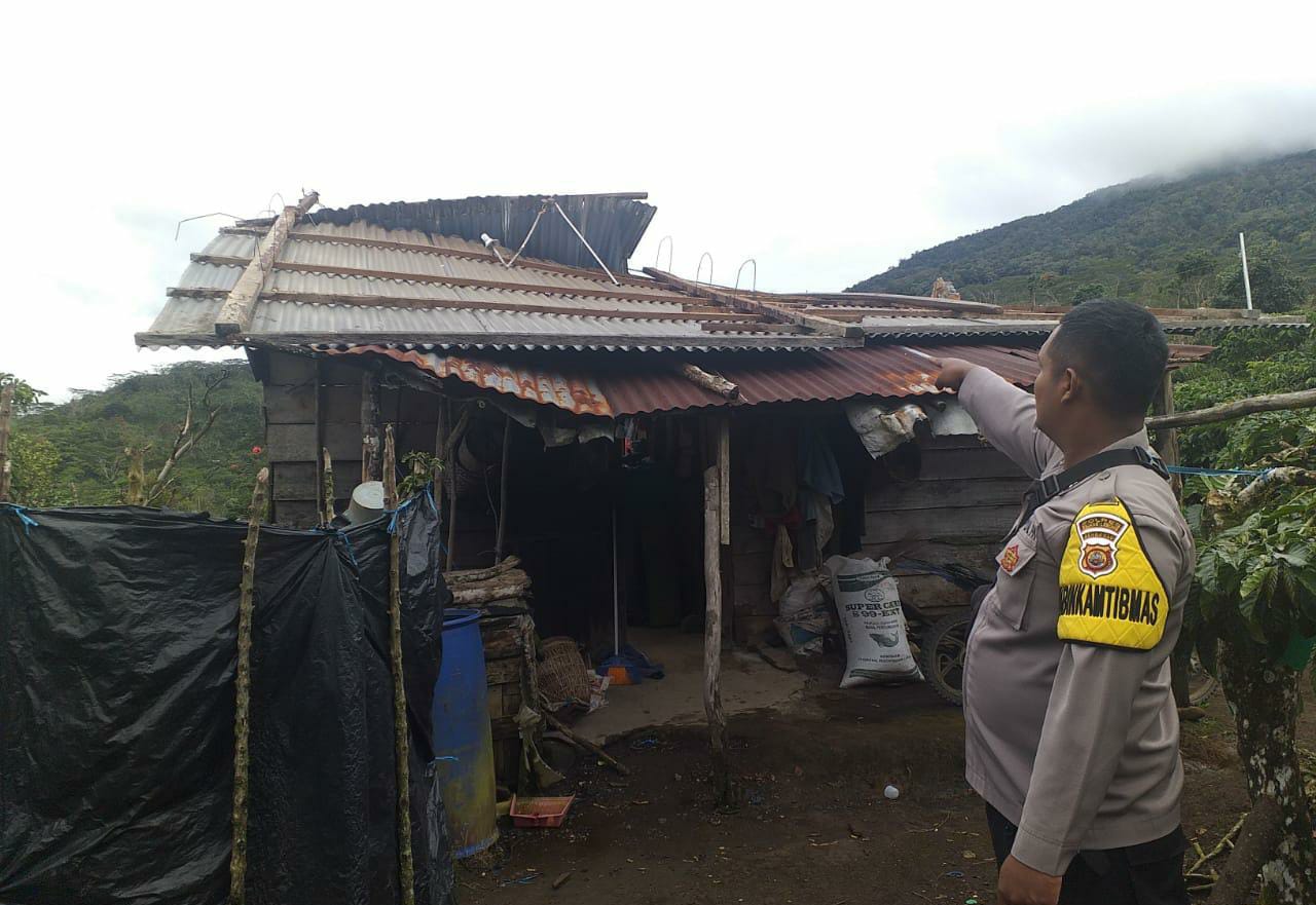 Diterpa Angin Kencang, Atap Rumah Warga Air Dingin Rusak