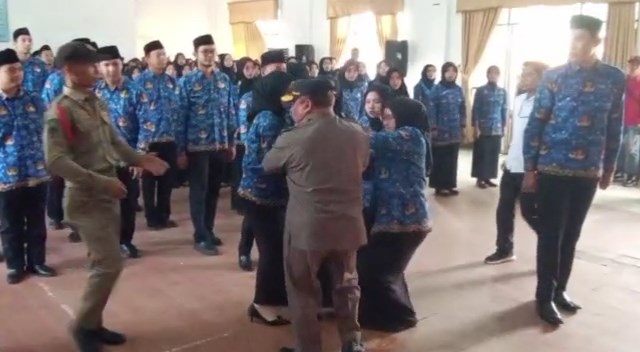 Dilantik jadi ASN, Ibu-ibu Pingsan Dalam Barisan